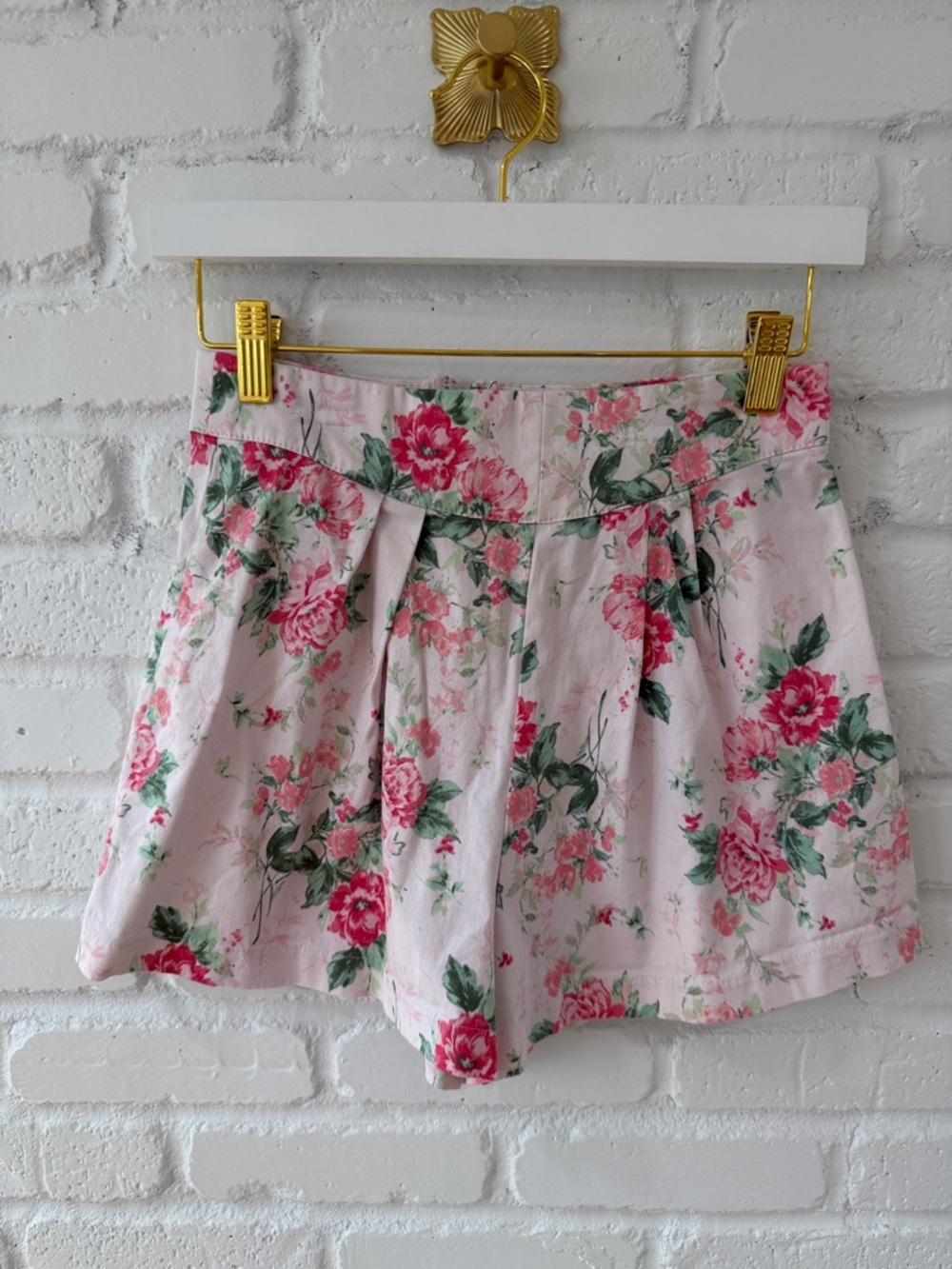 Francesca's Collections Pink Floral Pleated Skort